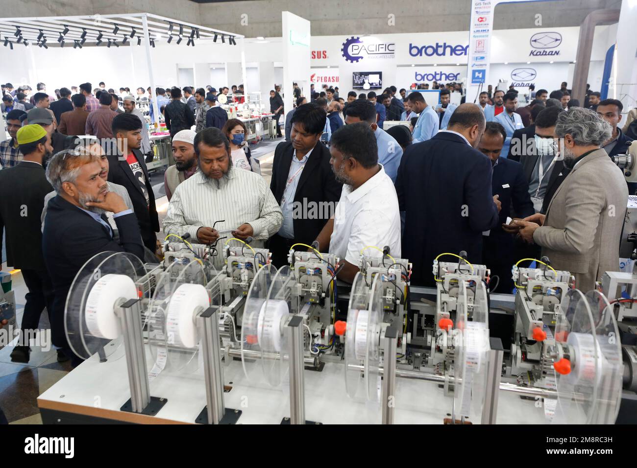 Dhaka, Bangladesh - 13 gennaio 2023: Acquirenti e venditori di prodotti per la macchina dell'abbigliamento visitano tre giorni la tecnologia dell'abbigliamento Bangladesh Expo a International Foto Stock