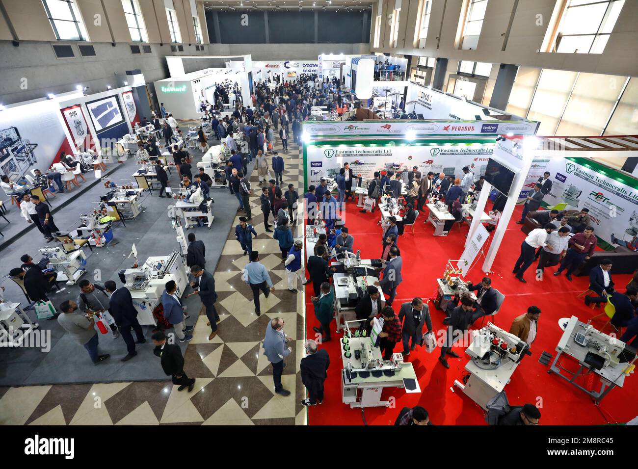 Dhaka, Bangladesh - 13 gennaio 2023: Acquirenti e venditori di prodotti per la macchina dell'abbigliamento visitano tre giorni la tecnologia dell'abbigliamento Bangladesh Expo a International Foto Stock