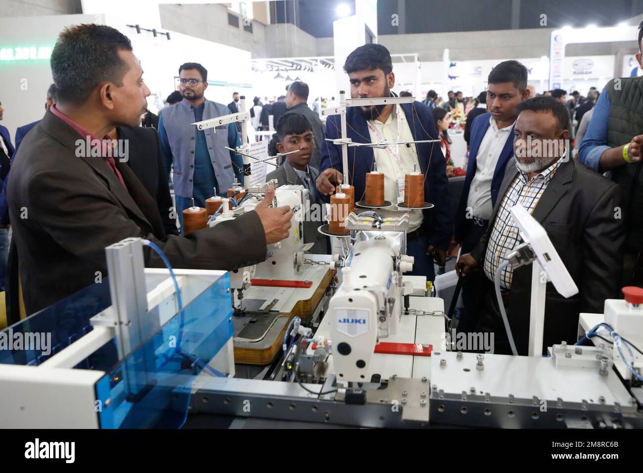 Dhaka, Bangladesh - 13 gennaio 2023: Acquirenti e venditori di prodotti per la macchina dell'abbigliamento visitano tre giorni la tecnologia dell'abbigliamento Bangladesh Expo a International Foto Stock