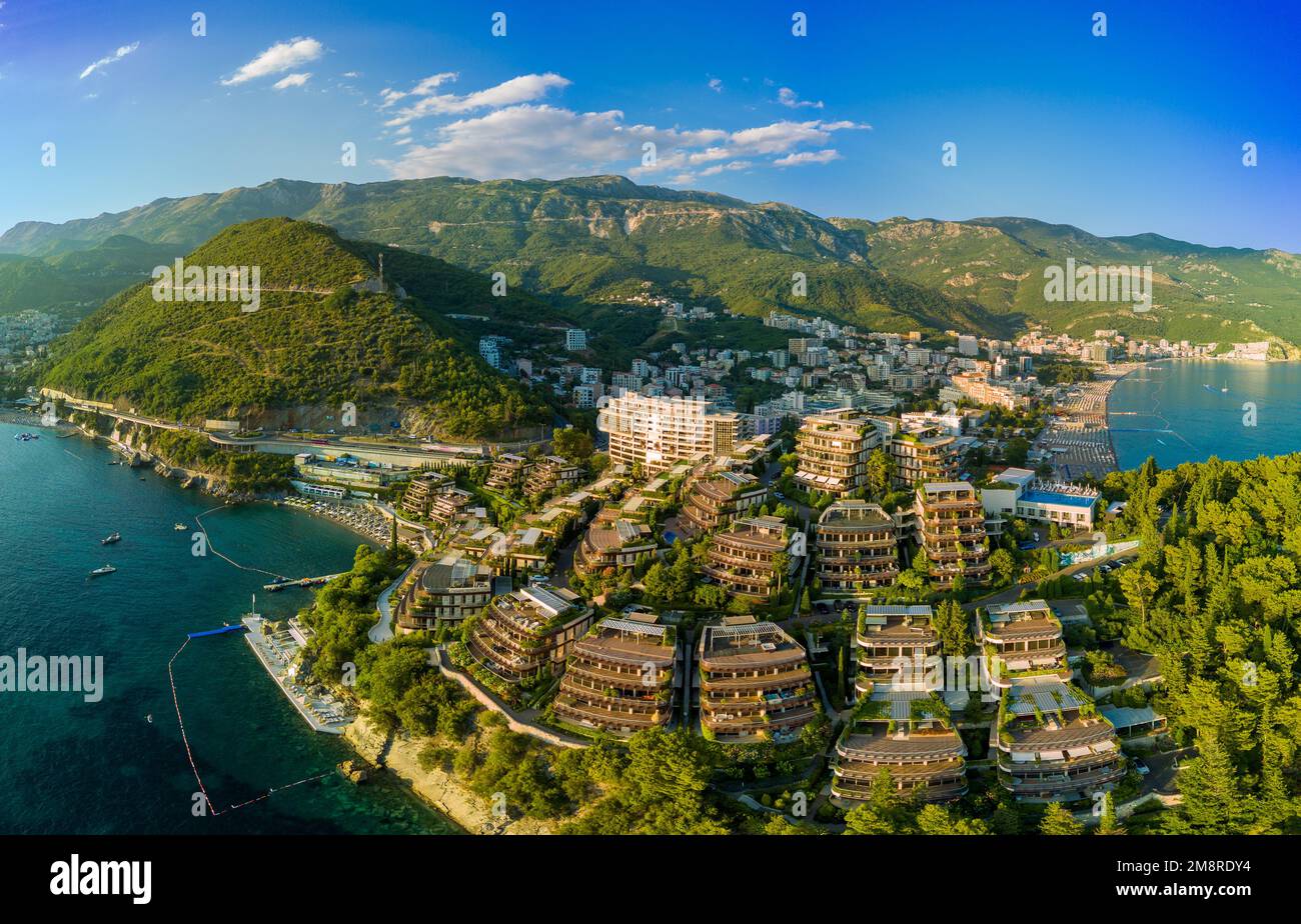 Panorama di lusso hotel Dukley con appartamenti eleganti e confortevoli, giardini verdi e spiagge sabbiose vicino all'azzurro e poco profondo mare agai Adriatico Foto Stock