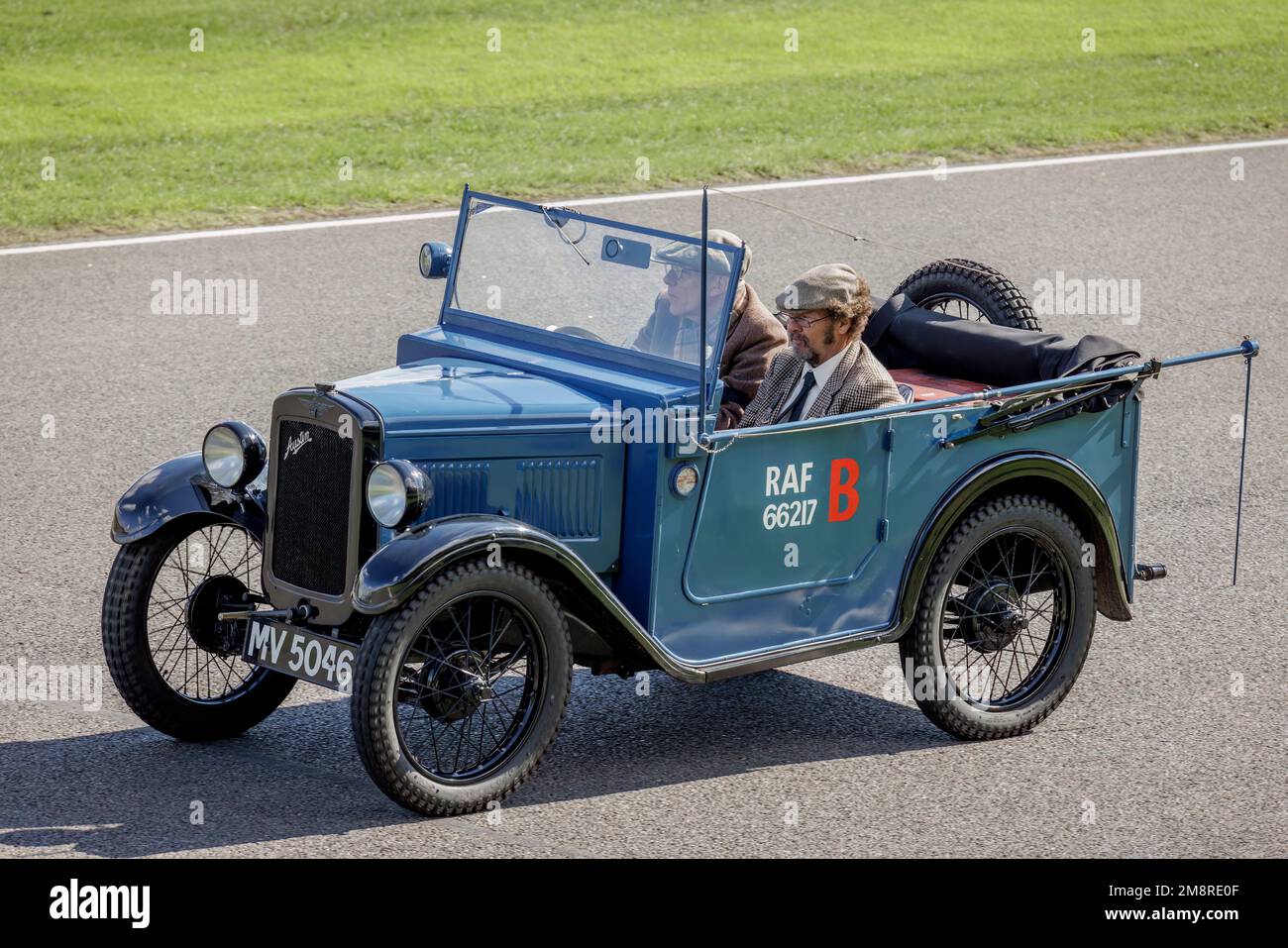 L'Austin 7 Centenary Celebration Parade al Goodwood Revival 2022, Sussex, UK. John Day 1932 Austin 7 RAF radio car. Foto Stock