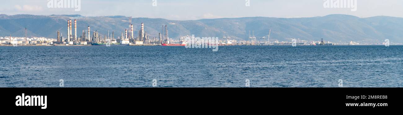 Fabbrica di raffinazione di petrolio di Tüpraş sul mare. Vista panoramica della raffineria di petrolio nelle giornate di sole. Kocaeli, Turchia - 16 gennaio 2023. Messa a fuoco selettiva Foto Stock