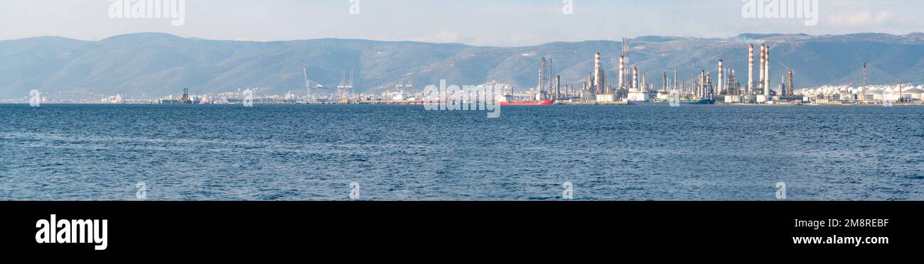 Fabbrica di raffinazione di petrolio di Tüpraş sul mare. Vista panoramica della raffineria di petrolio nelle giornate di sole. Kocaeli, Turchia - 16 gennaio 2023. Messa a fuoco selettiva Foto Stock