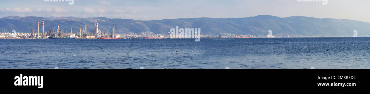 Fabbrica di raffinazione di petrolio di Tüpraş sul mare. Vista panoramica della raffineria di petrolio nelle giornate di sole. Kocaeli, Turchia - 16 gennaio 2023. Messa a fuoco selettiva Foto Stock