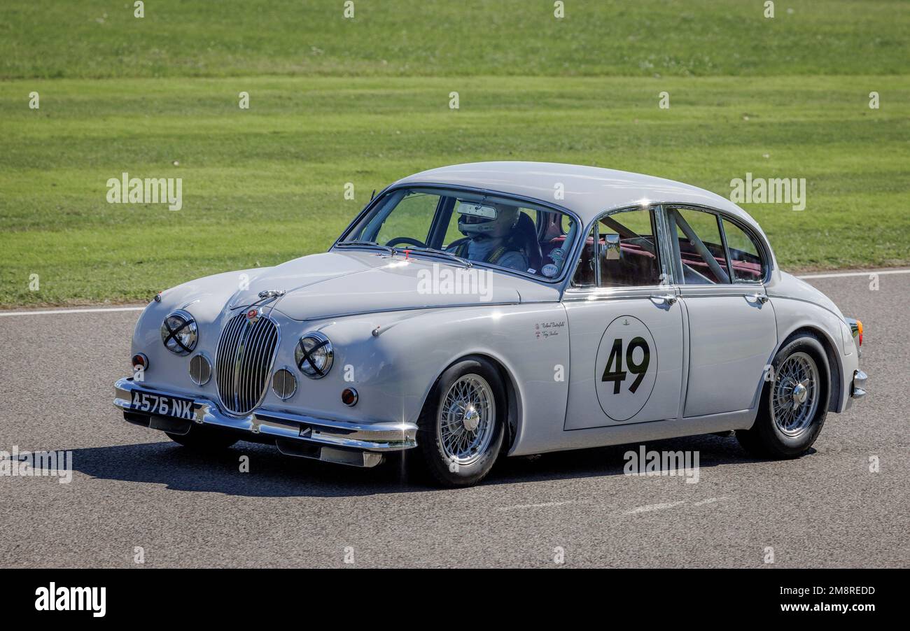 Tony Jardine nella Jaguar Mk2 1960 durante la gara del Trofeo di St Mary al Goodwood Revival 2022, Sussex, UK. Foto Stock