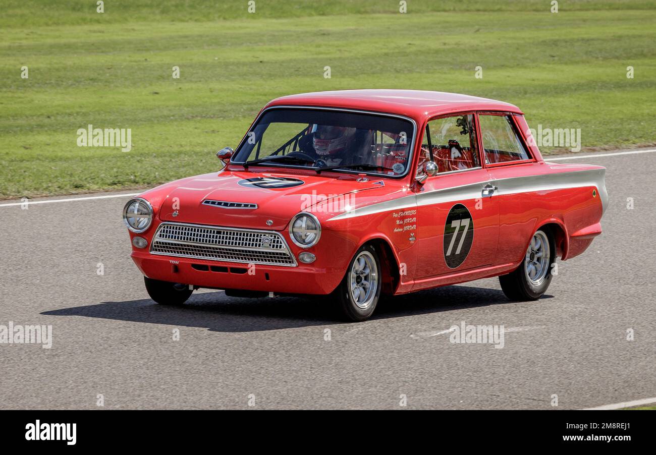 Andrew Jordan nella Ford-Lotus Cortina 1965 durante la gara del Trofeo di St Mary al Goodwood Revival 2022, Sussex, UK. Foto Stock