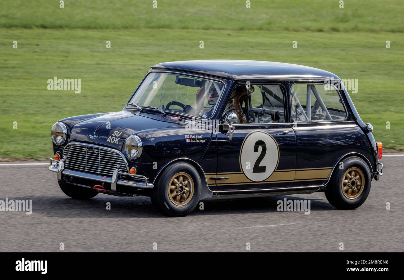 Jean-Eric Vergne nella 1964 Austin Mini Cooper S durante la gara di St Mary's Trophy alla 2022 Goodwood Revival, Sussex, UK. Foto Stock