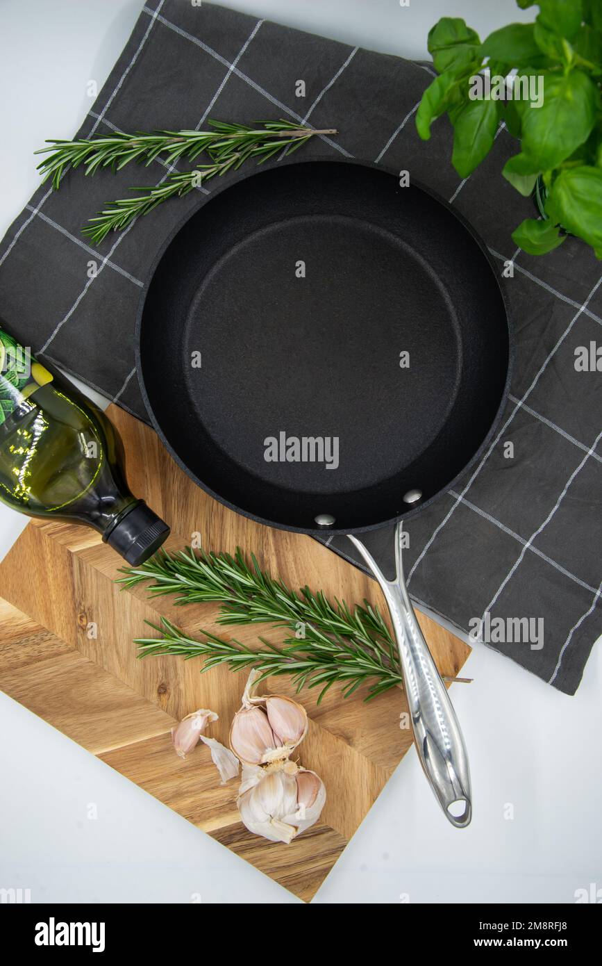 Padella vuota in ghisa su sfondo bianco culinario, vista dall'alto Foto Stock