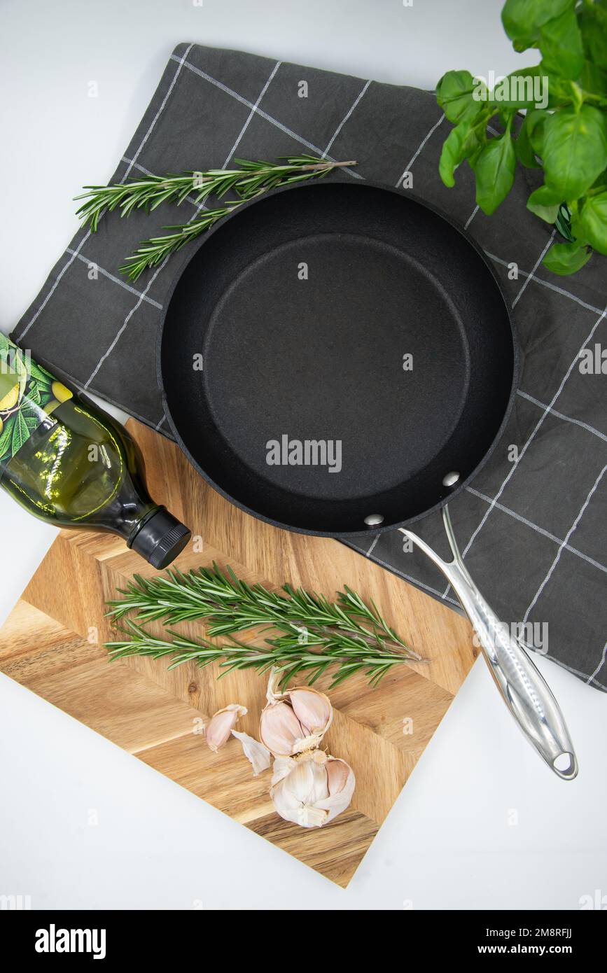 Padella vuota in ghisa su sfondo bianco culinario, vista dall'alto Foto Stock