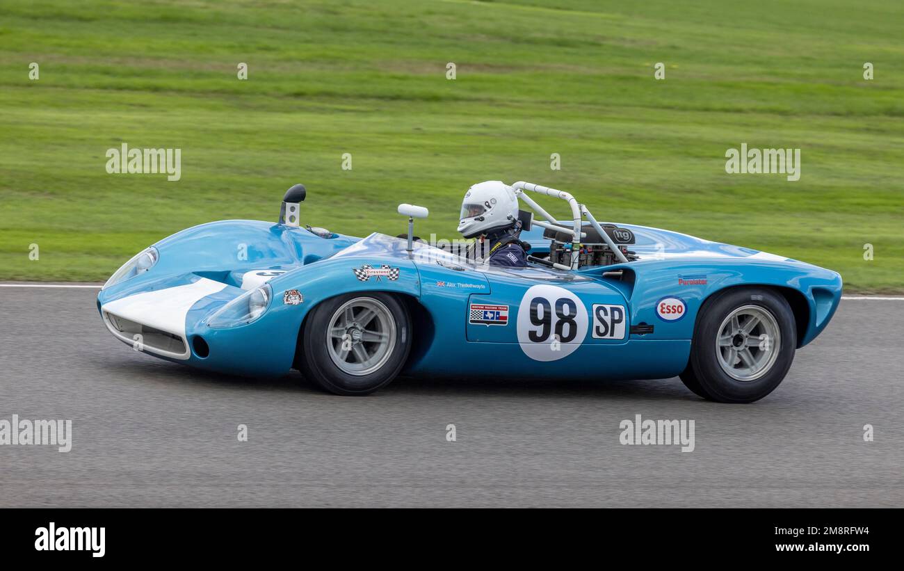 1965 Lola-Chevrolet T70 Spyder con il pilota Alex Thistlethwayte durante la gara del Whitsun Trophy alla 2022 Goodwood Revival, Sussex, UK. Foto Stock