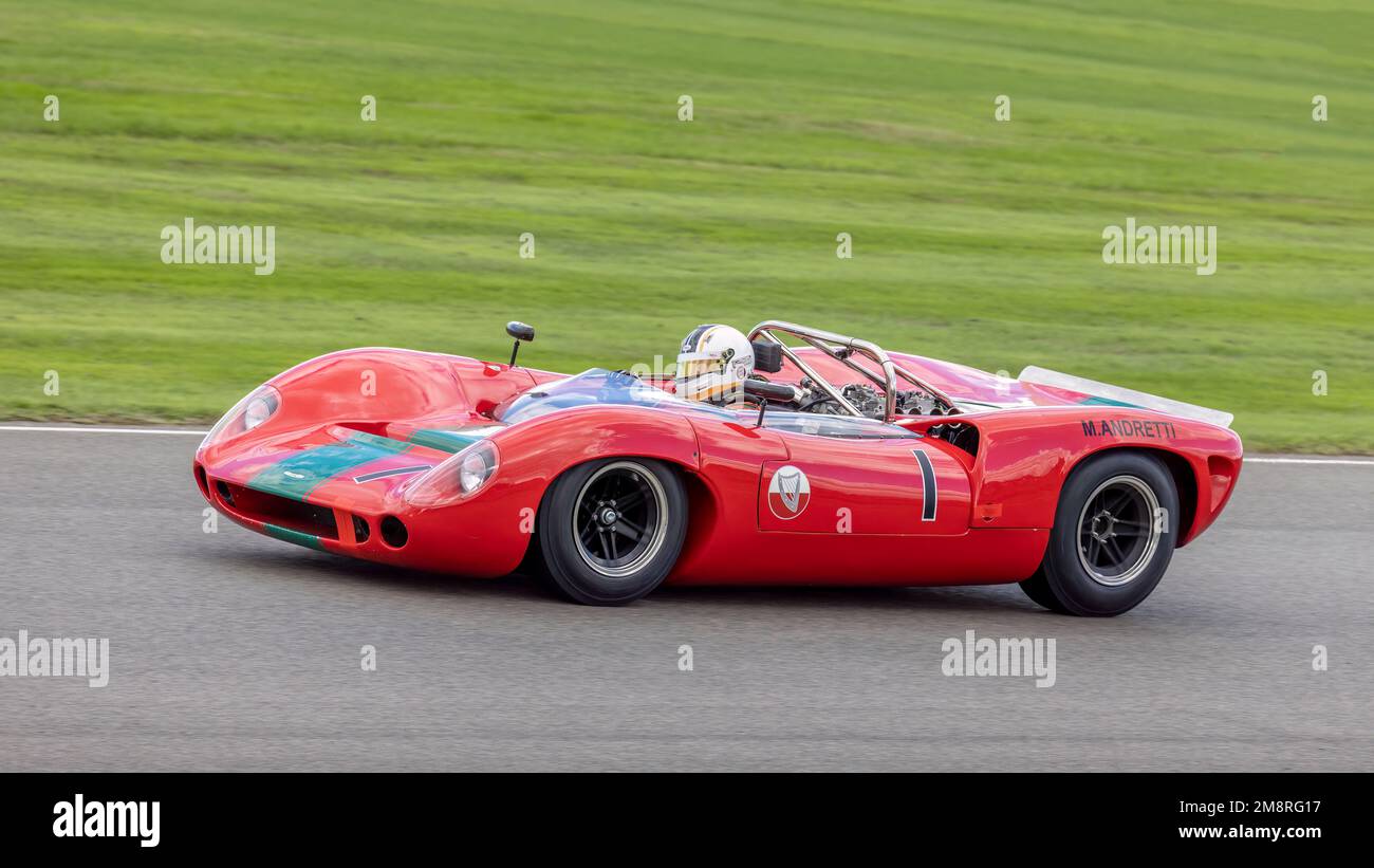 1965 Lola-Chevrolet T70 Spyder con il pilota Tony Sinclair durante la gara del Whitsun Trophy alla 2022 Goodwood Revival, Sussex, UK. Foto Stock