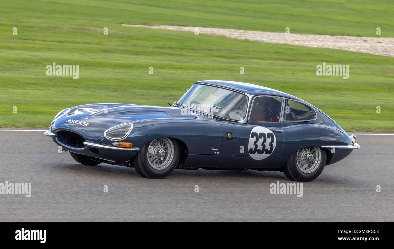 La Jaguar e-Type 1961 di Jon e Jack Minshaw, partecipante al Stirling Moss Memorial Trophy, al Goodwood Revival 2022, Sussex, Regno Unito. Foto Stock