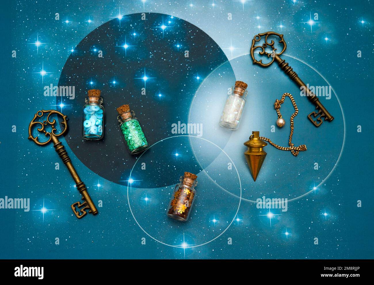 sfondo con tasti, pendolo e bottiglie magiche Foto Stock