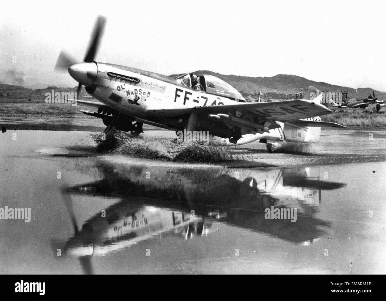 F-51 Mustang taxi attraverso una pozzanghera in Corea, 1951 settembre Foto Stock