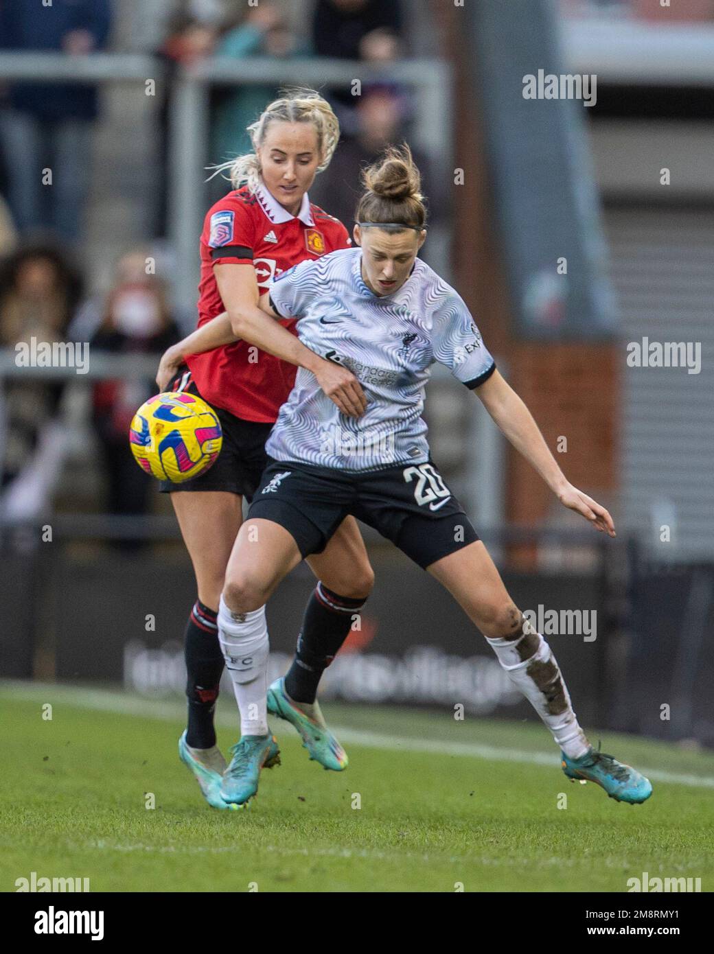 Leigh Sports Village, Manchester, Regno Unito. 15th Jan, 2023. Womens Super League Football, Manchester United contro Liverpool; Yana Daniels di Liverpool Women sotto pressione da Mille Turner di Manchester United Women Credit: Action Plus Sports/Alamy Live News Foto Stock