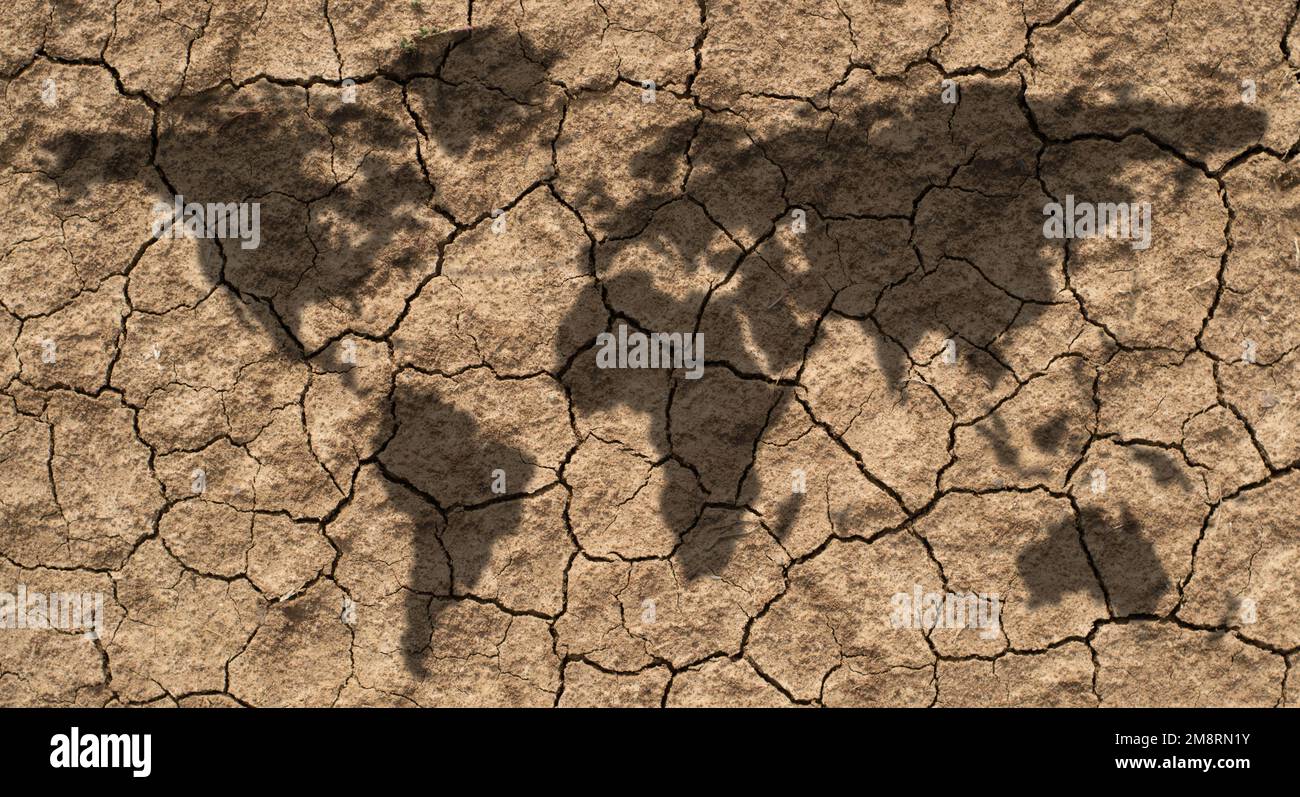 mappa del mondo ombra e terra cracking asciutto sfondo Foto Stock