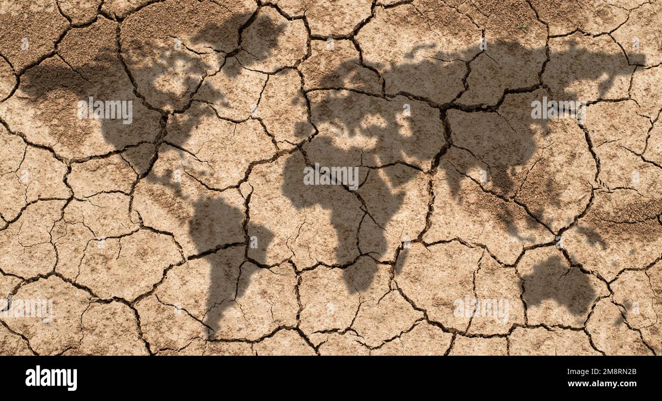 mappa del mondo ombra e terra cracking asciutto sfondo Foto Stock
