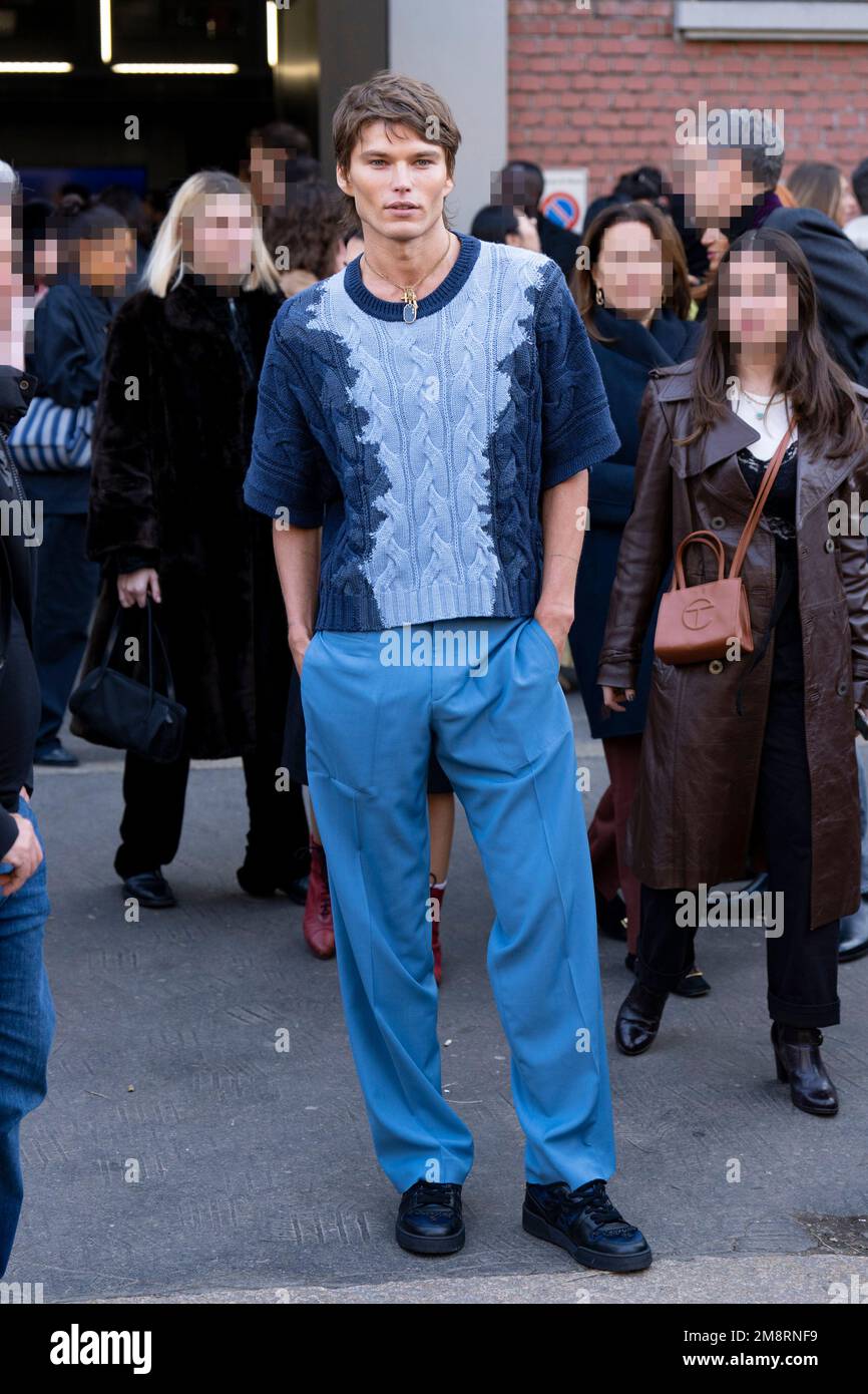 Milano, Italia. 14th Jan, 2023. Jordan Barrett Milano Fashion Week uomo Autunno/Inverno 23-24 Fendi Fashion Show - Street Style Milano, Italia 14th Gennaio 2023 ©SGPItalia id 128764_001 Not Exclusive Credit: Sipa US/Alamy Live News Foto Stock