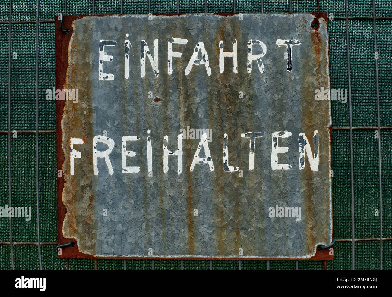 Vecchio cartello con la scritta "Einfahrt freihalten" in tedesco, che significa "l'ingresso deve essere tenuto libero" Foto Stock