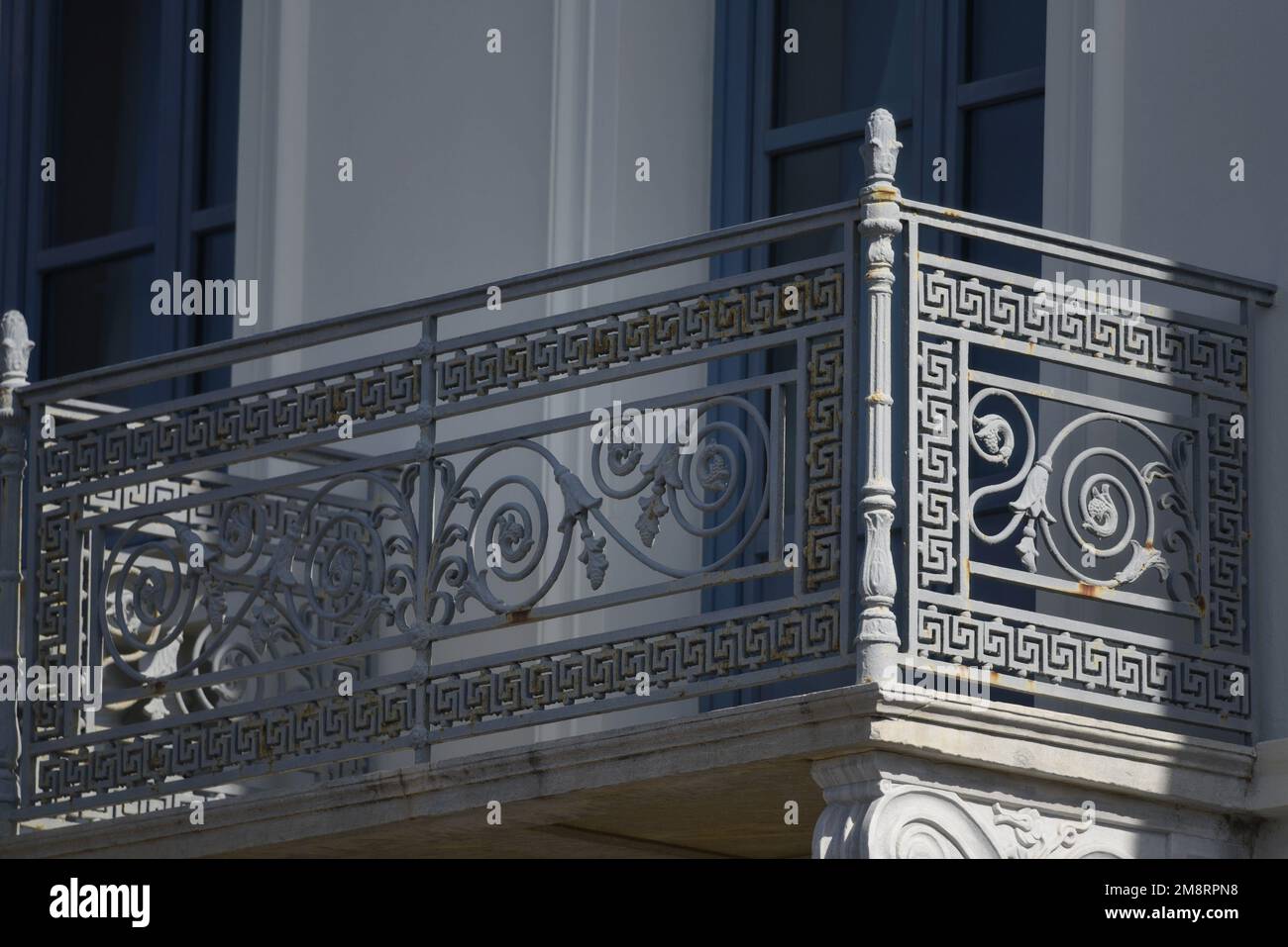 Antica casa neoclassica balcone con ringhiera in ferro battuto artigianale. Foto Stock