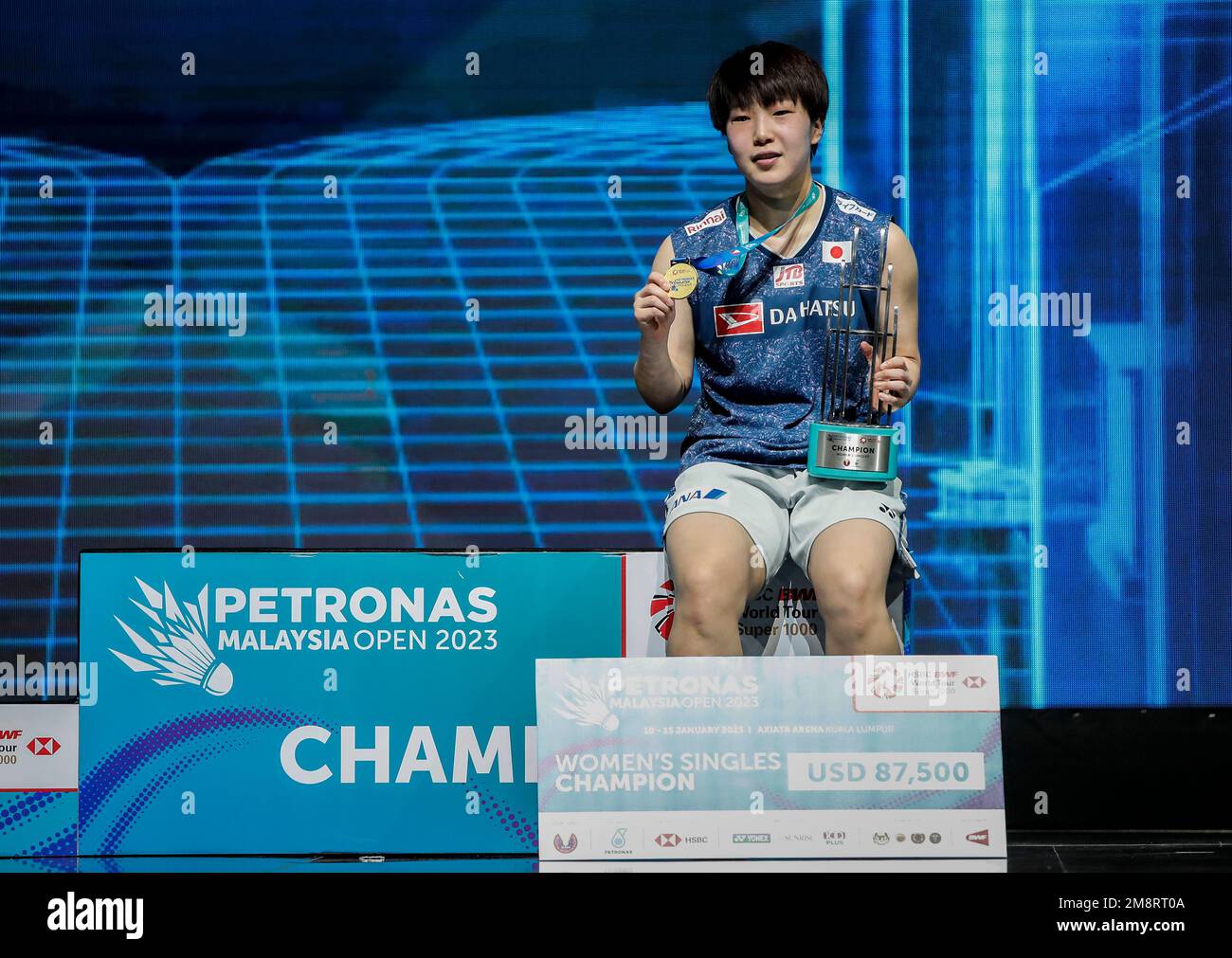 Kuala Lumpur, Malesia. 15th Jan, 2023. Akane Yamaguchi del Giappone si pone per la foto con la sua medaglia sul podio dopo la partita femminile di finale singola dei Petronas Malaysia Open 2023 all'Axiata Arena.Akane Yamaguchi del Giappone ha vinto con i punteggi; 12/21/21 : 21/19/11 Credit: SOPA Images Limited/Alamy Live News Foto Stock