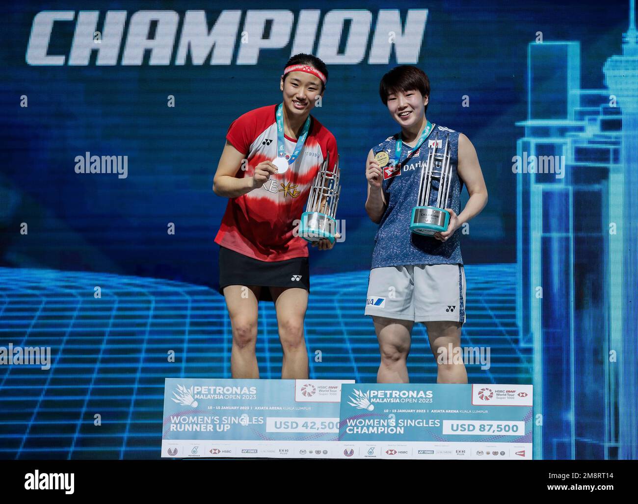 Kuala Lumpur, Malesia. 15th Jan, 2023. Akane Yamaguchi del Giappone (R) e un se Young della Corea posano per una foto con le loro medaglie alla cerimonia dopo la partita femminile delle finali singole dei Petronas Malaysia Open 2023 all'Axiata Arena.Akane Yamaguchi del Giappone ha vinto con punteggi; 12/21/21 : 21/19/11 Credit: SOPA Images Limited/Alamy Live News Foto Stock