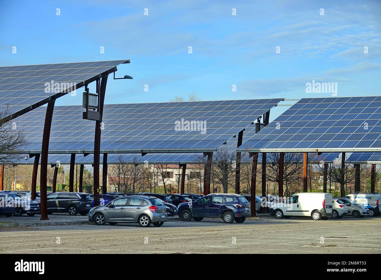 Pannelli solari installati nel parcheggio. Padova, Italia - Gennaio 2023 Foto Stock