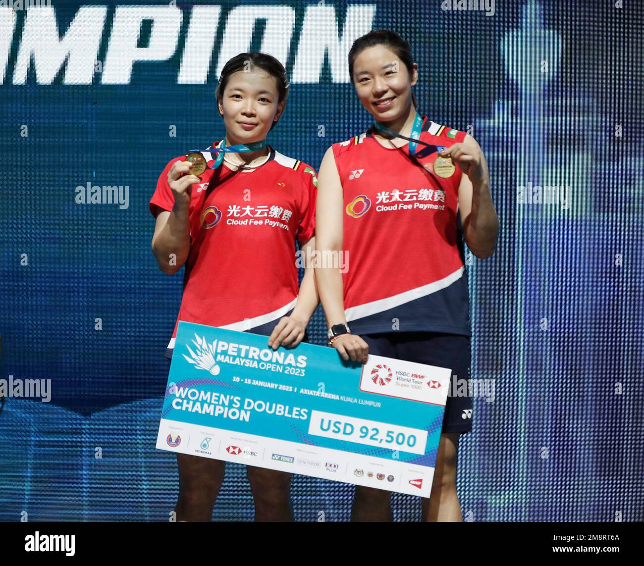 Kuala Lumpur, Malesia. 15th Jan, 2023. Chen Qing Chen (L) e Jia Yi Fan della Cina posano per la foto con le loro medaglie alla cerimonia di medaglia per la partita di finale delle Donne doppie dei Petronas Malaysia Open 2023 all'Axiata Arena.Chen Qing Chen e Jia Yi Fan della Cina hanno vinto con punteggi; 21/21 : 16/10 credito: SOPA Images Limited/Alamy Live News Foto Stock