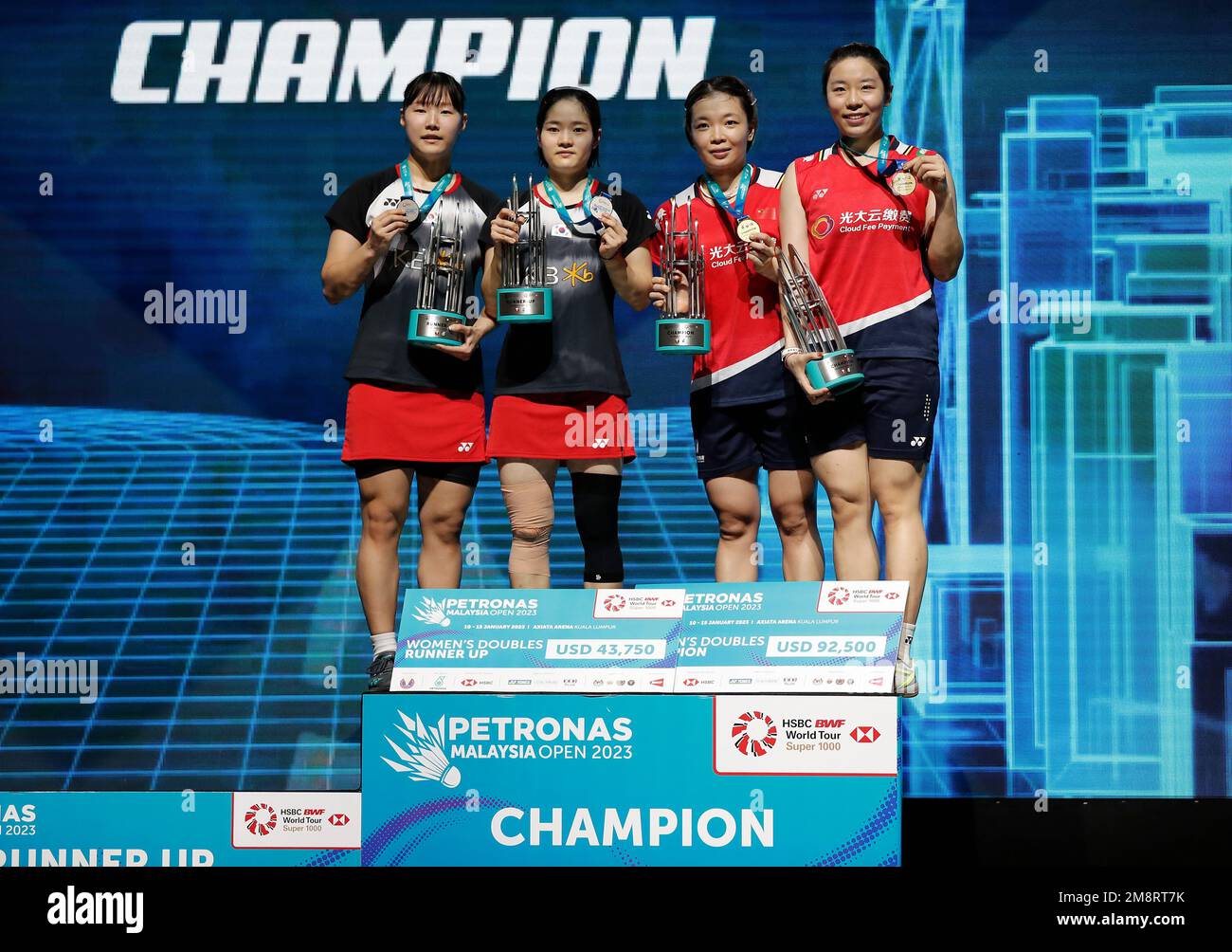 Kuala Lumpur, Malesia. 15th Jan, 2023. Chen Qing Chen (R1) e Jia Yi Fan (R) della Cina con i secondi classificati Back ha Na (L2) e Lee You Lim (L) della Corea posano per la foto con le loro medaglie alla cerimonia di medaglia per la partita di finali femminili doppie dei Petronas Malaysia Open 2023 all'Axiata Arena.Chen Qing Chen and Jia Yi Fan of China ha vinto con punteggi; 21/21 : 16/10 Credit: SOPA Images Limited/Alamy Live News Foto Stock