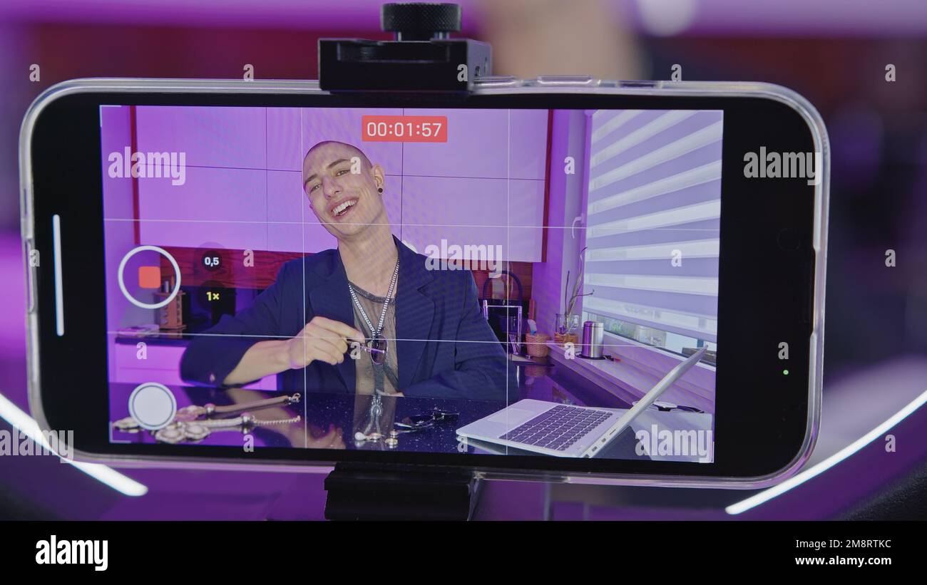 Schermo del telefono in primo piano con un blogger uomo che registra se stesso. Foto di alta qualità Foto Stock