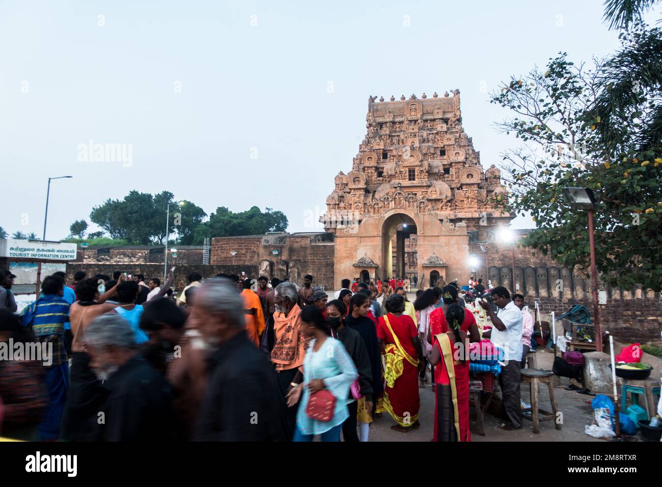 Pellegrini che entrano nel Grande Tempio di Thanjavur Foto Stock