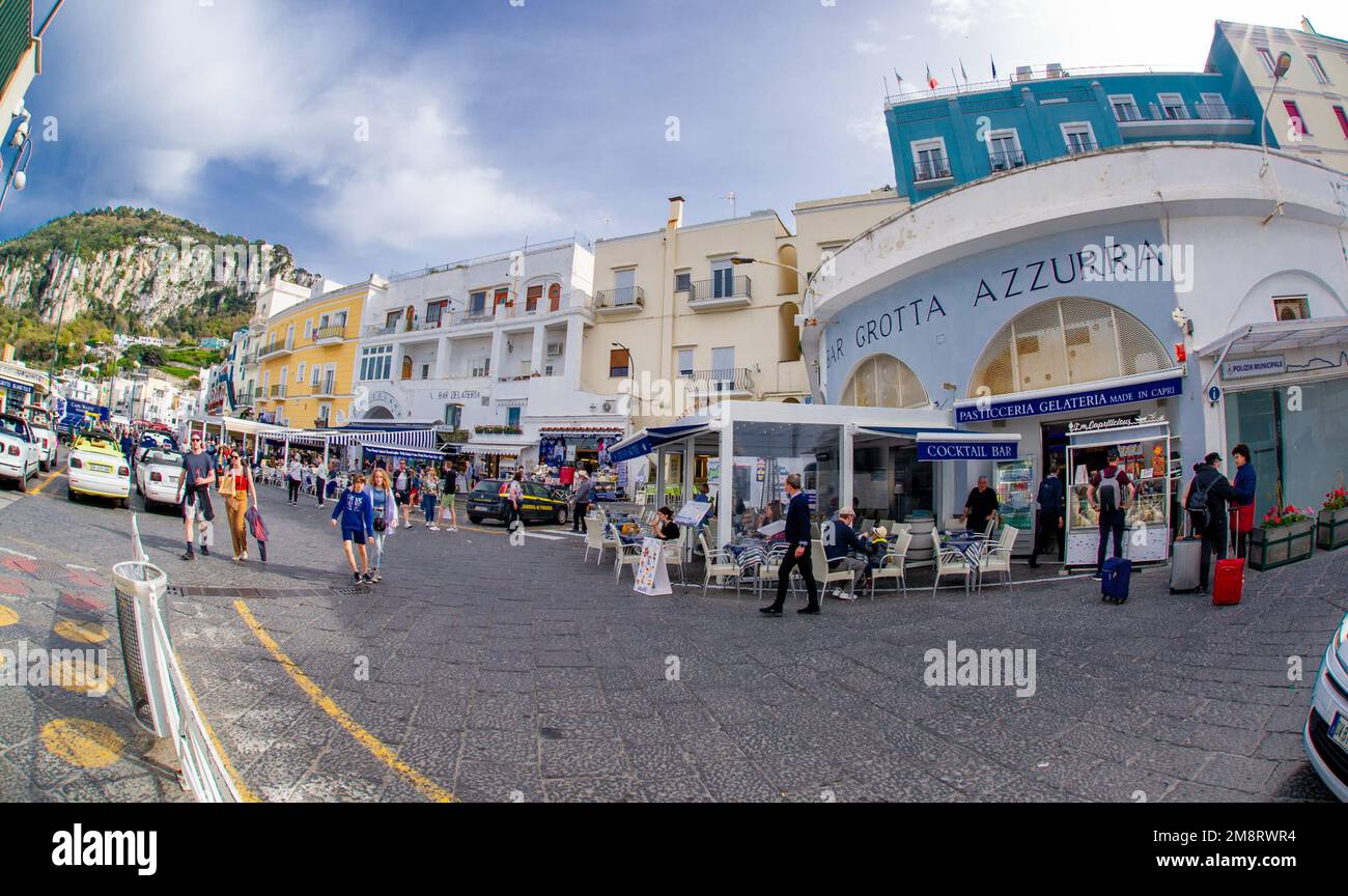 Aprile 24 2022- porto di Capri affollato di turisti provenienti e provenienti dall'isola, molti negozi nel porto Foto Stock