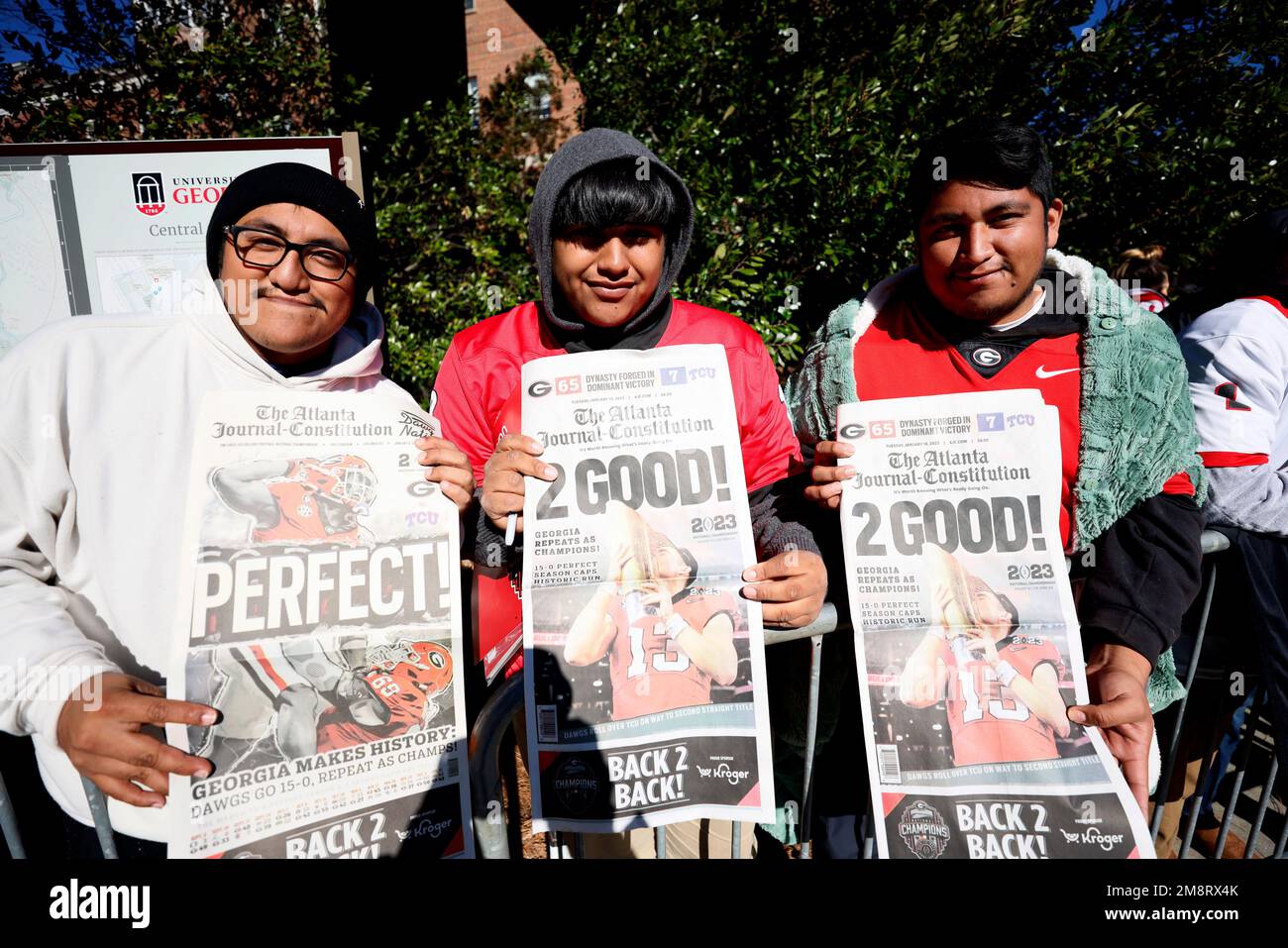 Atene, Stati Uniti. 14th Jan, 2023. I fan della Georgia Luis Huerta, Jesus Uribe, e Jairo Huerta, provenienti da Valdosta, attendono che la squadra arrivi alla Dawg Walk durante la parata di vittoria ad Atene, in Georgia, sabato 14 gennaio 2023. (Foto di Miguel Martinez/The Atlanta Journal Constitution/TNS/Sipa USA) Credit: Sipa USA/Alamy Live News Foto Stock