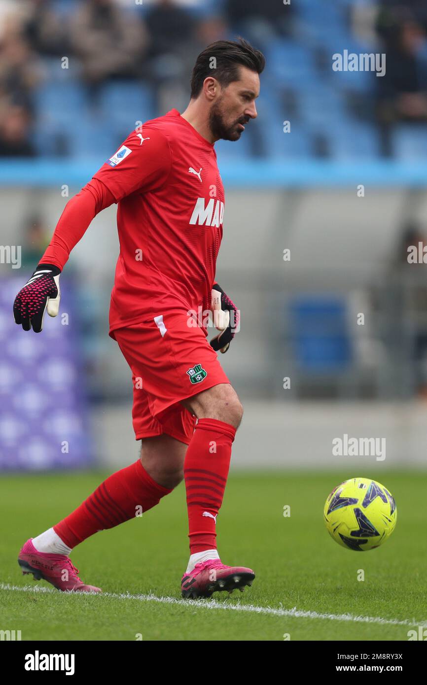 Reggio Emilia, Italia. 15th Jan, 2023. Gianluca Pegolo di US Sassuolo Calcio in azione durante la Serie Un match tra US Sassuolo Calcio e SS Lazio allo Stadio Mapei - Città del Tricolore il 15 gennaio 2023 a Reggio Emilia. Credit: Independent Photo Agency/Alamy Live News Foto Stock