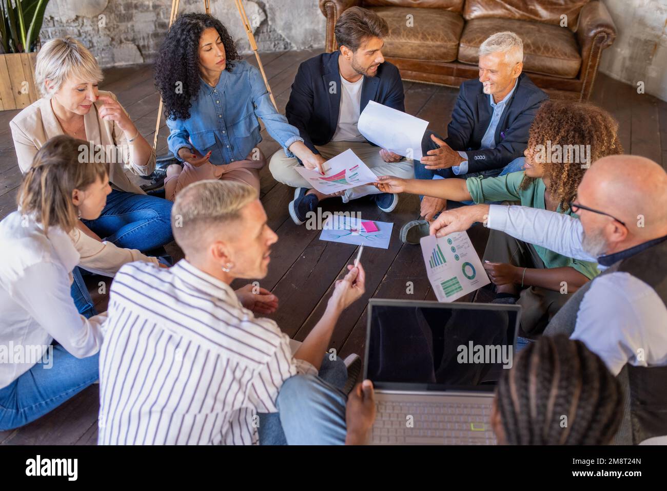 Team creativo brainstorming di assunzione, pianificazione e sviluppo di strategie creative e finanziarie per una start-up nel mondo del design e della moda Foto Stock