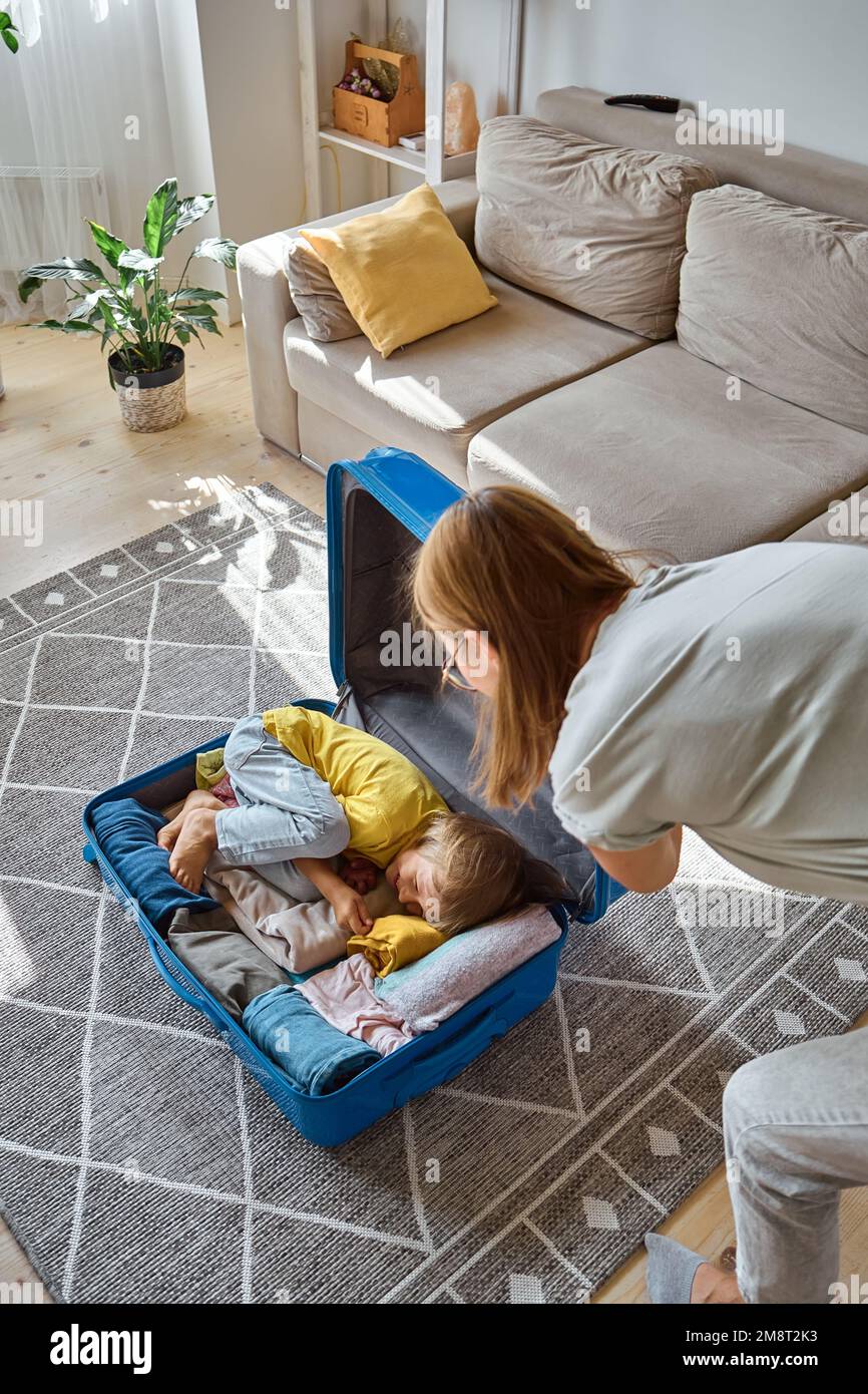 Accessori, vestiti e vari altri uomini cose da raccogliere nel viaggio. top  view articoli da viaggio sul pavimento per il viaggio in montagna Foto  stock - Alamy