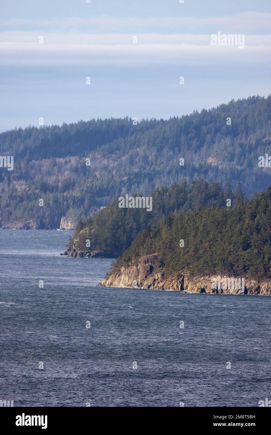 Costa rocciosa di Anvil Island in Howe Sound vicino a Vancouver, BC, Canada. Natura sfondo Foto Stock