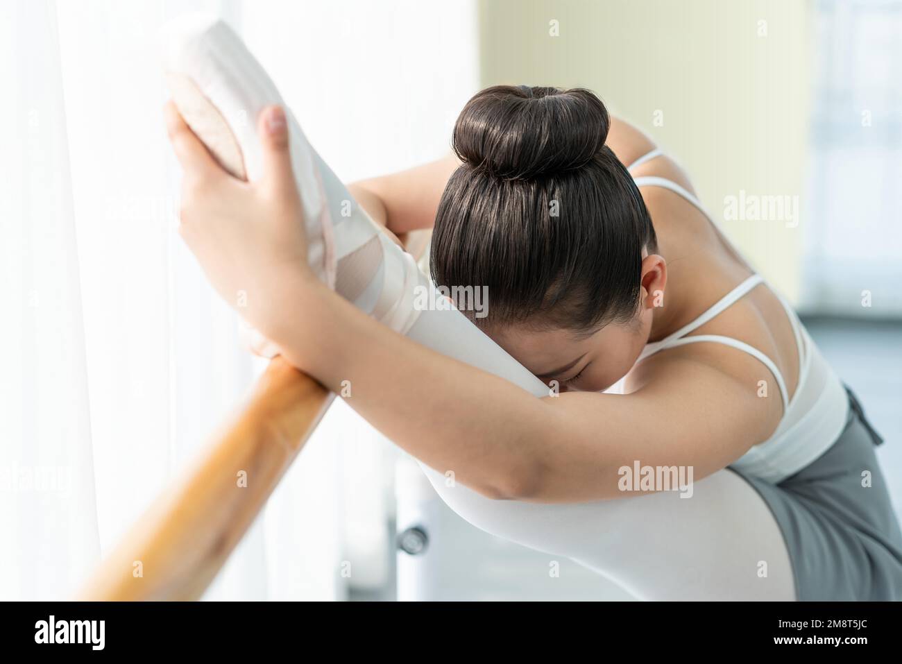 Una giovane donna in pratica balletto studio di danza Foto Stock