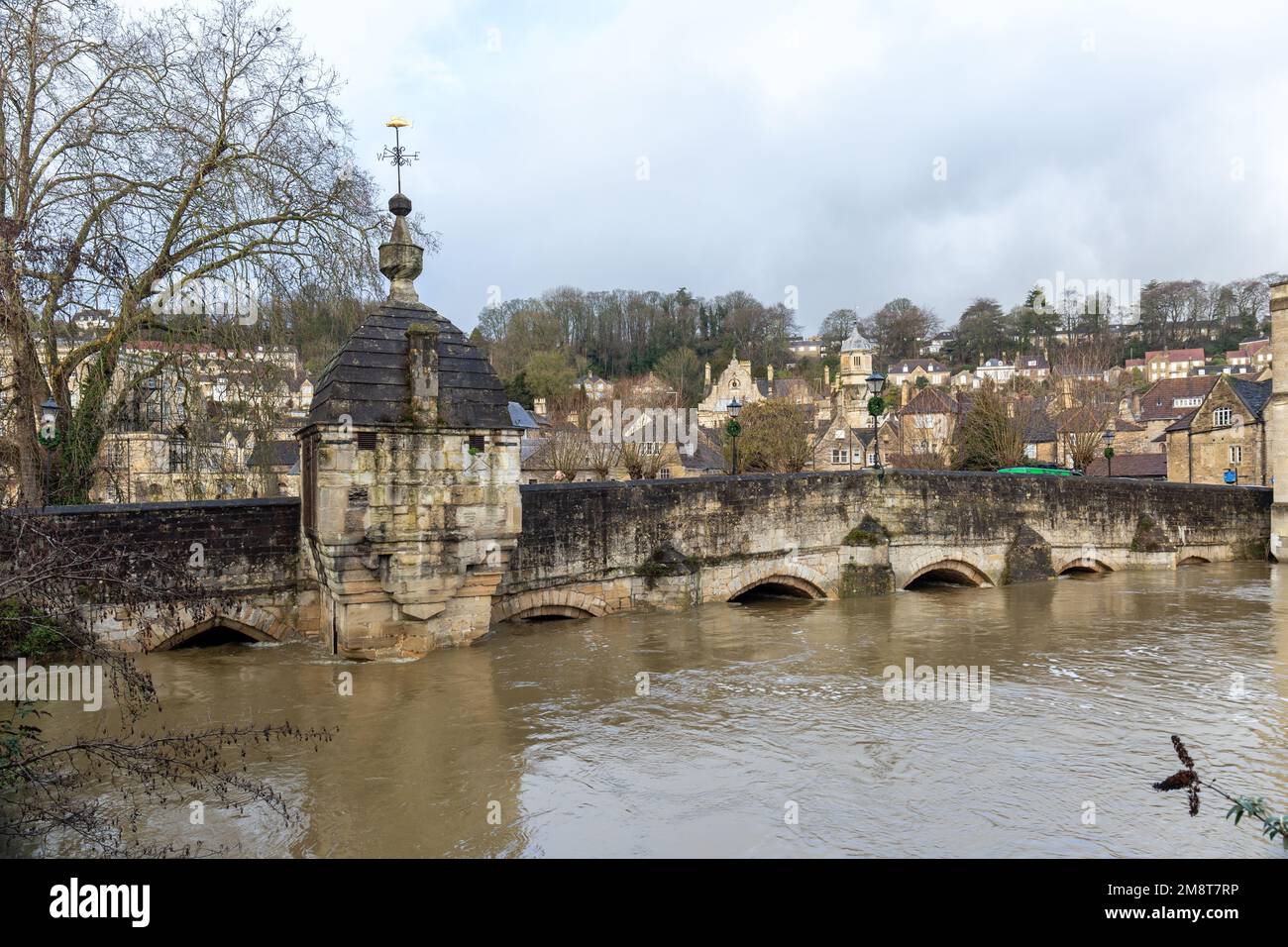 Il fiume gonfio Avon a Bradford su Avon Wiltshire. Forti precipitazioni hanno fatto scoppiare le rive del fiume Avon. Gennaio 2023. Wiltshire, Inghilterra, Regno Unito Foto Stock