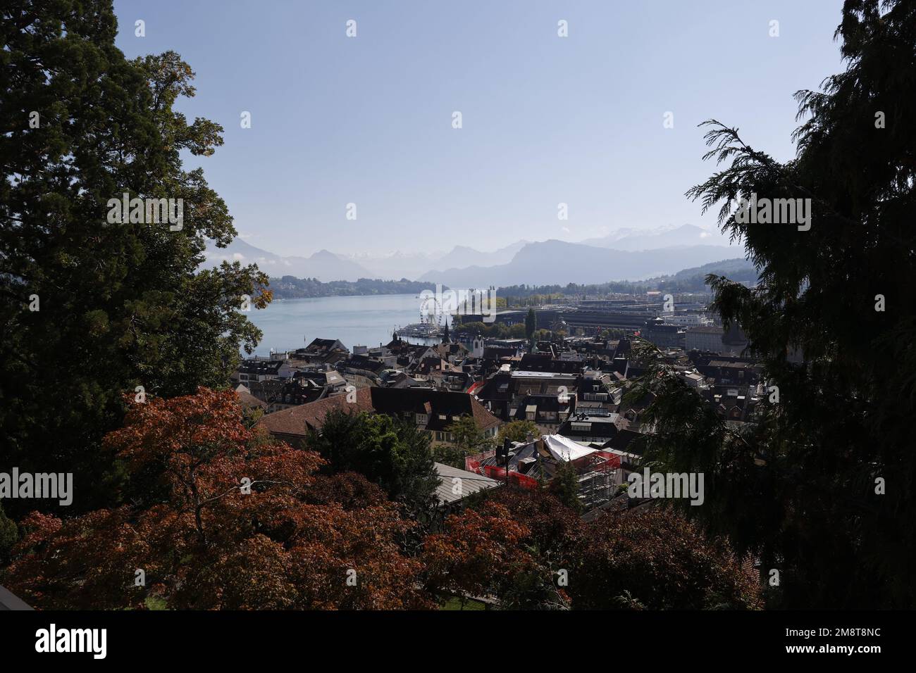 Vista dalle mura della città attraverso Lucerna, Svizzera verso il lago di Lucerna Foto Stock