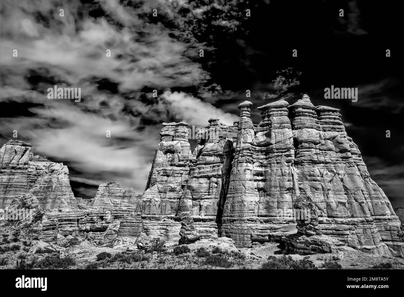 Una foto in scala di grigi di Plaza Blanca, Abiquiu, New Mexico Foto Stock