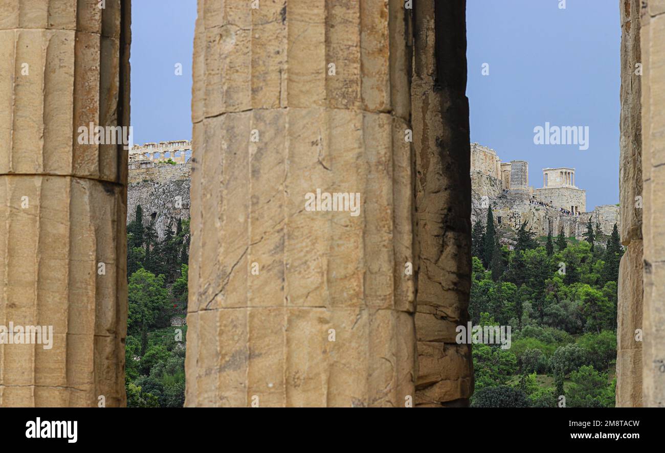 Vista dell'Acropoli ateniese attraverso le colonne del Tempio di Efesto. Atene, Grecia, Europa del Sud, destinazione di viaggio, vacanza, antico Foto Stock