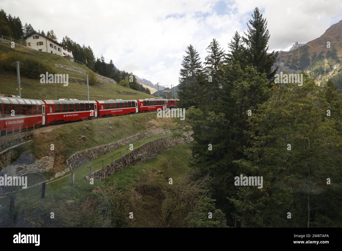 Treno Bernina Express in curva, Alpi, Svizzera Foto Stock