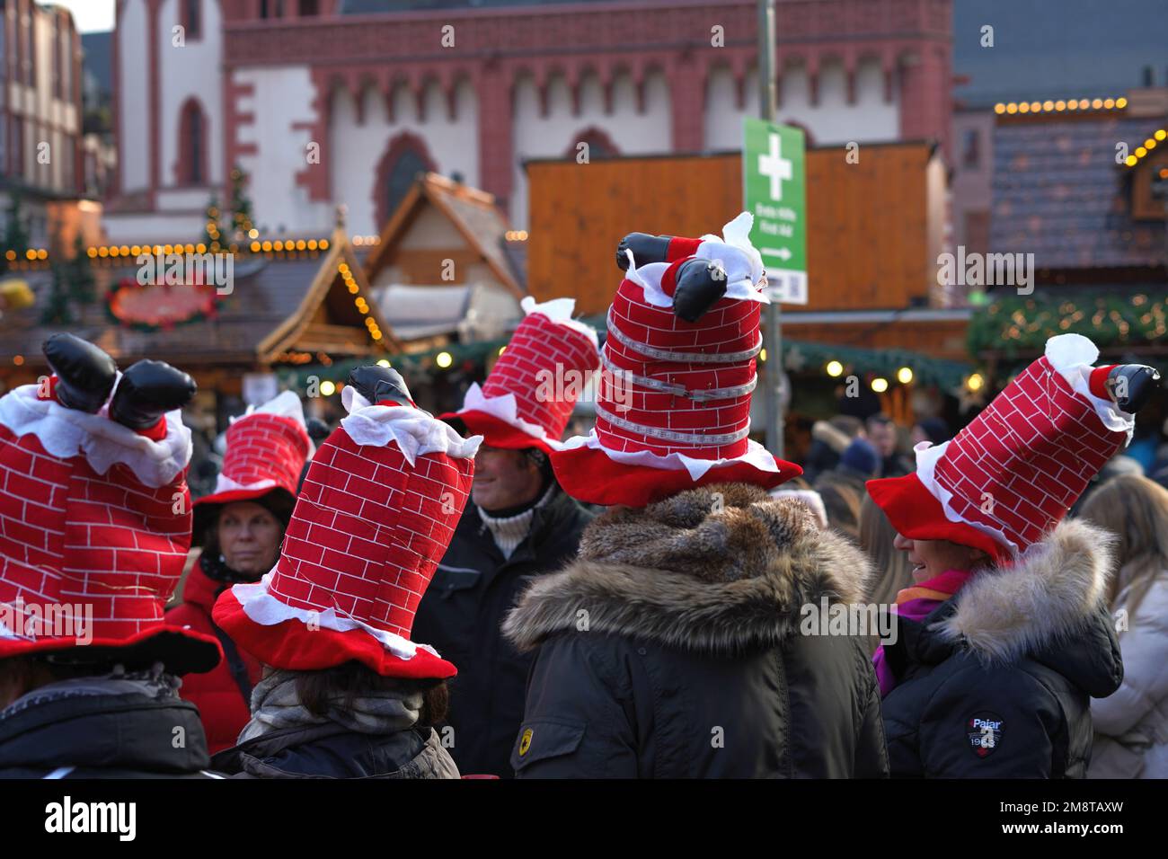 Gruppo di persone con cappelli di festa nella piazza del mercato, Francoforte, Germania, inverno, 2022 Foto Stock