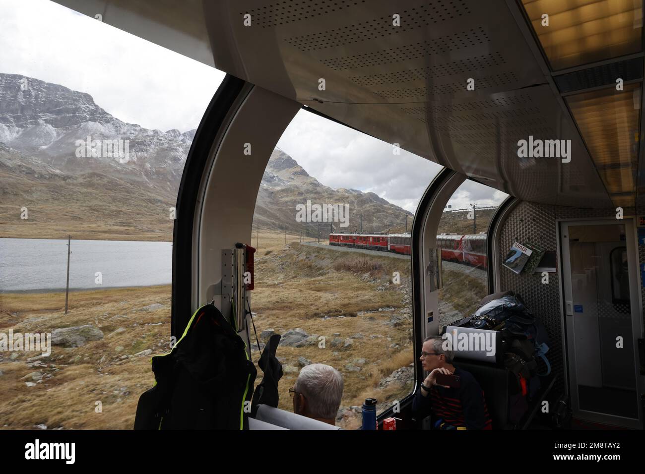 Vista dall'interno del Bernina Express che si affaccia sul valico alpino, sulle Alpi, sulla Svizzera Foto Stock