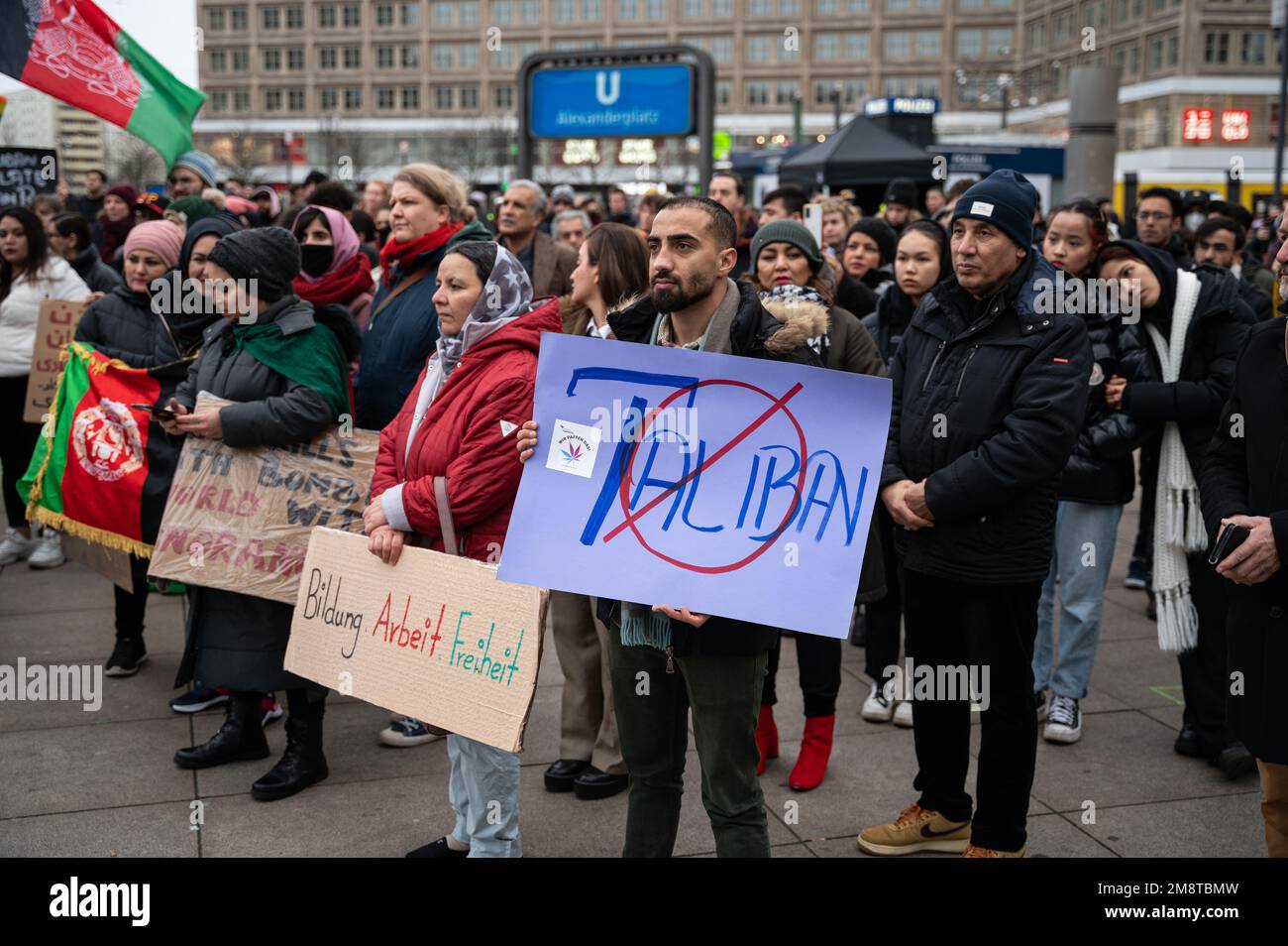 14.01.2023, Berlino, Germania, Europa - protesta ad Alexanderplatz per una maggiore solidarietà con l'Afghanistan, in particolare le donne con il motto "No ai talebani”. Foto Stock