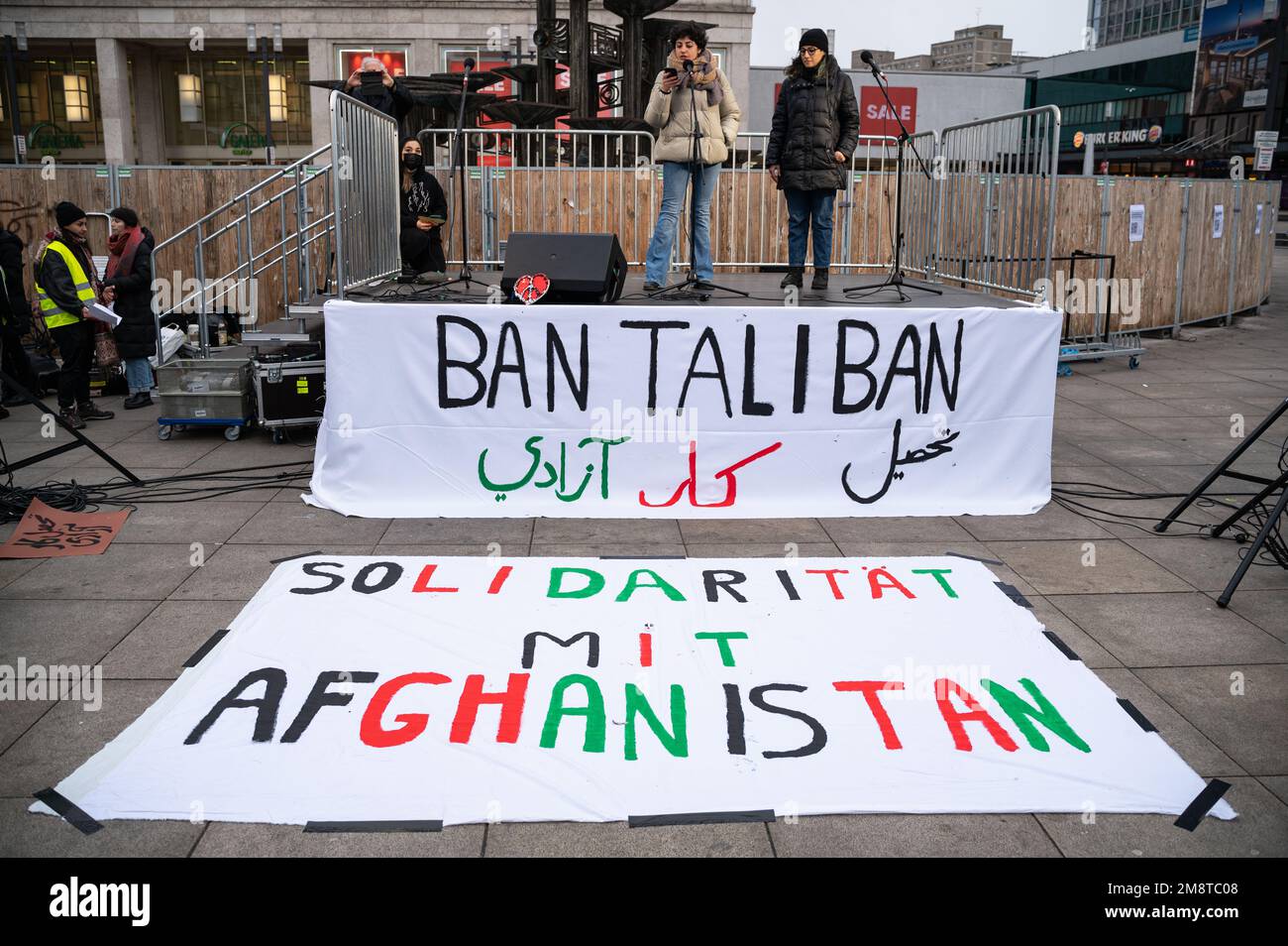 14.01.2023, Berlino, Germania, Europa - protesta ad Alexanderplatz per una maggiore solidarietà con l'Afghanistan con il motto "No ai talebani!”. Partecipanti pr Foto Stock