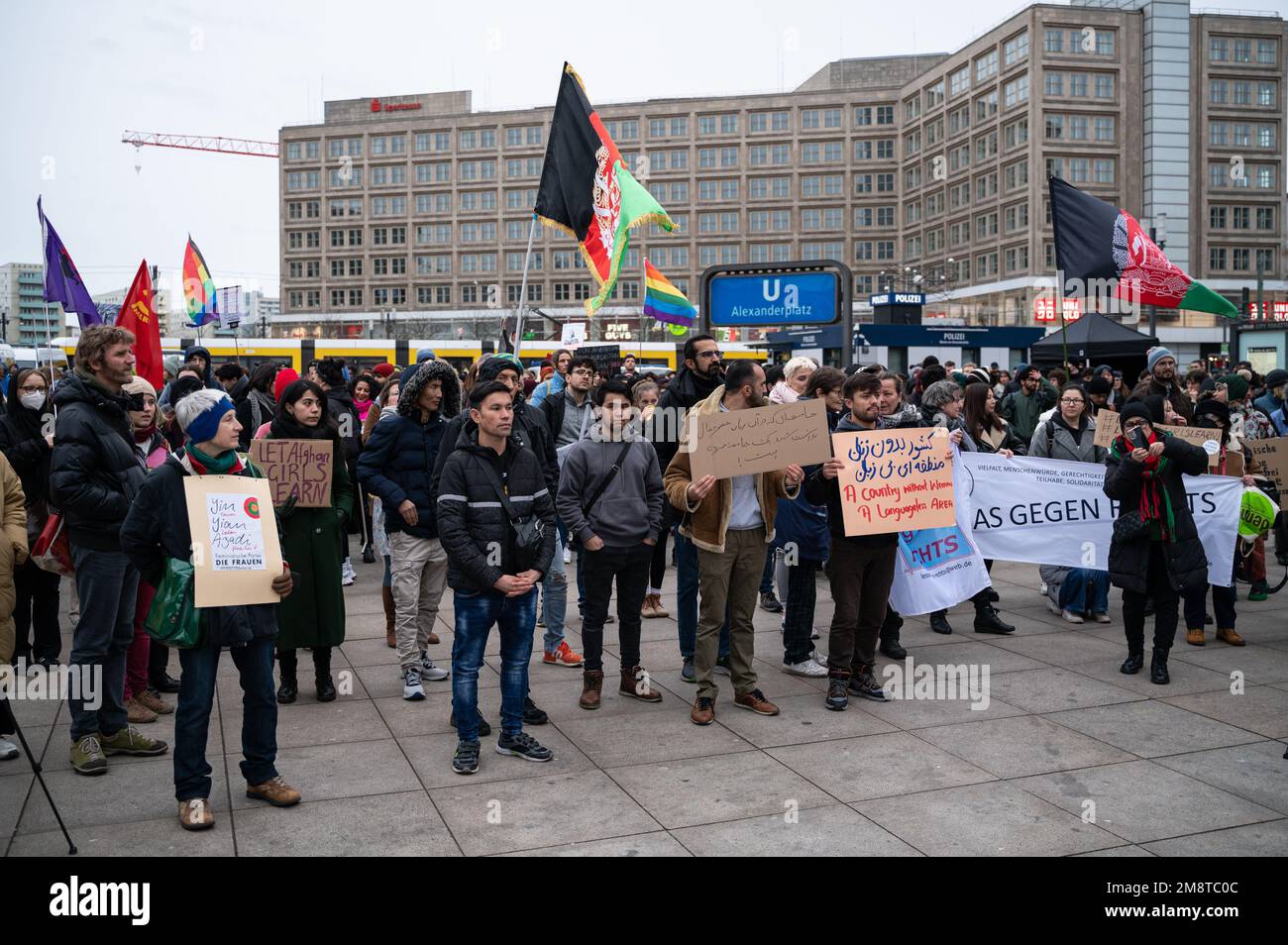14.01.2023, Berlino, Germania, Europa - protesta ad Alexanderplatz per una maggiore solidarietà con l'Afghanistan, in particolare le donne con il motto "No ai talebani”. Foto Stock