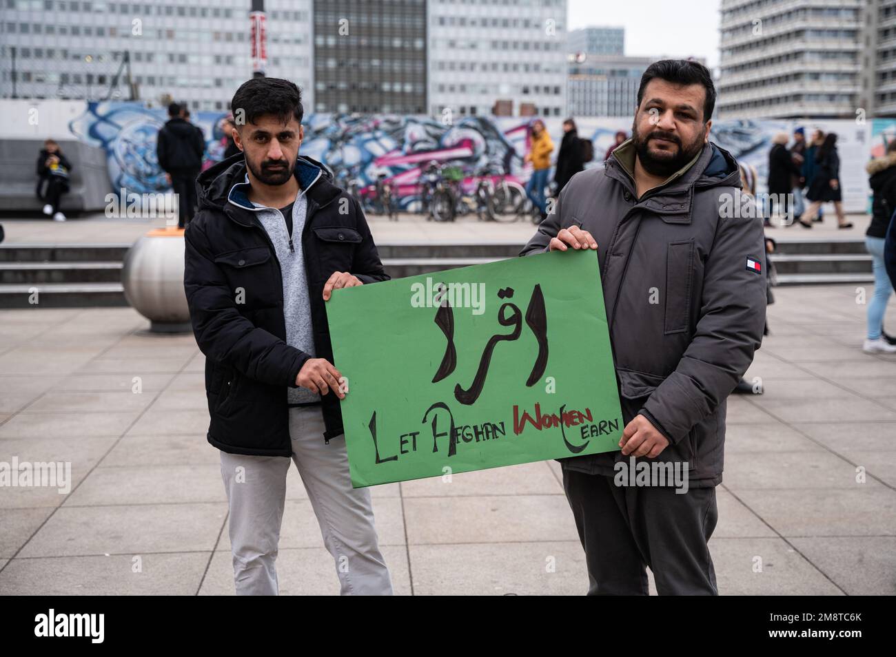 14.01.2023, Berlino, Germania, Europa - protesta ad Alexanderplatz per una maggiore solidarietà con l'Afghanistan con il motto "No ai talebani!”. Partecipanti pr Foto Stock