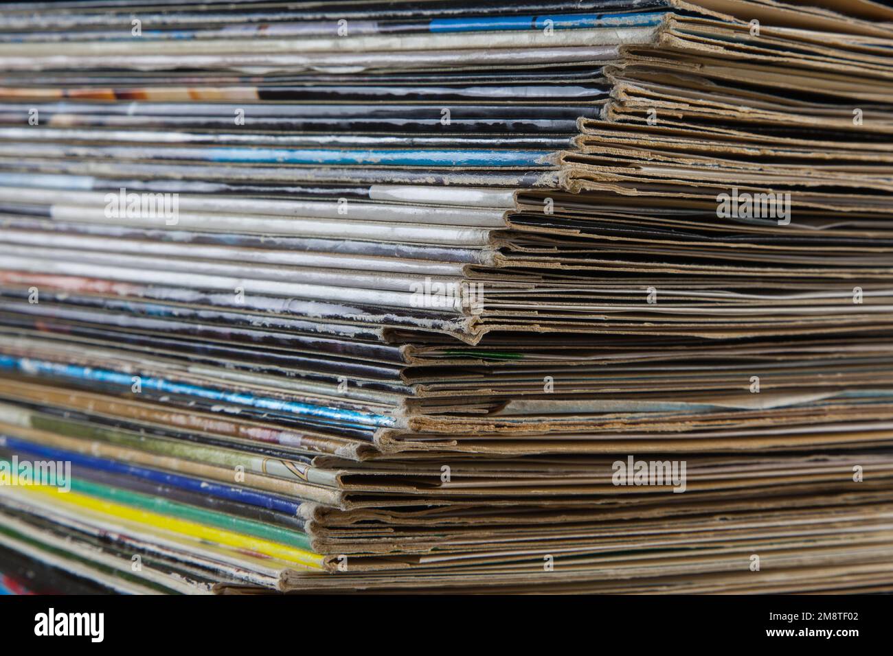 Una pila di vecchie copertine di LP da dischi di lunga durata, un pezzo di storia contemporanea in un mondo di servizi di streaming. Foto Stock